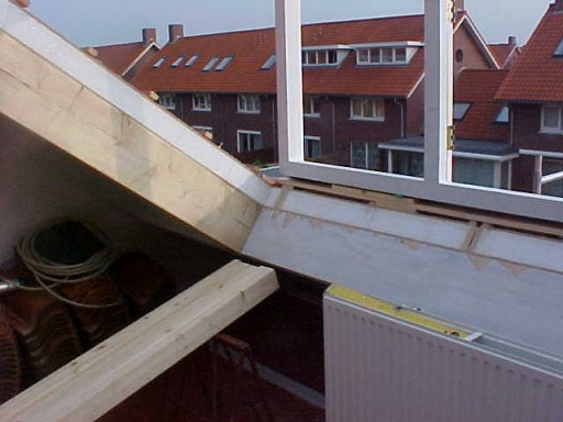 Traditionele dakkapel in aanbouw, opgebouwd uit hout