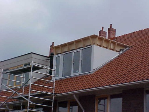 Geplaatste prefab dakkapel met kunststof kozijnen
